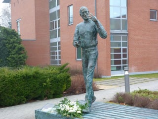 Write with anecdotes: write with the authority of fame. Phot shows a statue of Steve Jobs..