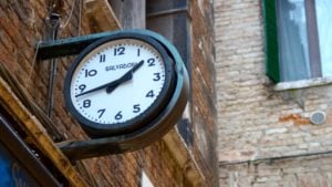 Outdoor clock: time management