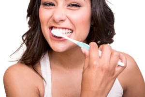 woman cleaning teeth